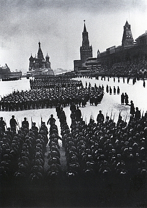 Статья: На Красной площади прошёл парад в честь 7 ноября 1941 года.